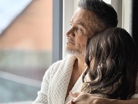 Эктор Хименес-Браво перестал скрывать лицо своей девушки