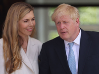 Борис Джонсон сыграл еще одну свадьбу с женой Кэрри в поместье миллиардера