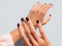 Самые модные оттенки маникюра осени 2022