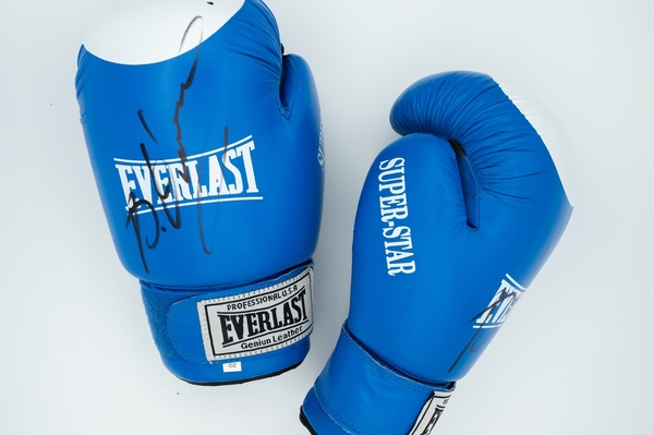 Боксерские перчатки Виталия Кличка для аукциона. Фото: пресс-служба