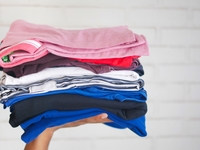 Як повернути насичений колір речам: бабусин лайфхак