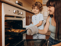 Чим відмити деко від жиру і нагару: 4 засоби, які є на кожній кухні