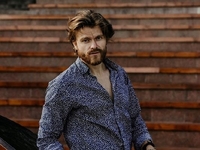 Известного украинского актера и бойца ВСУ прооперировали после ДТП