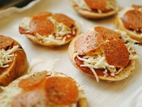 Рецепт мини-пиццы с яйцом, спаржей и беконом