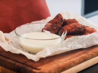 Хрусткі курячі крильця: смачна та швидка закуска