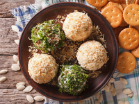 Смачна закуска: смарагдові кульки з сиру