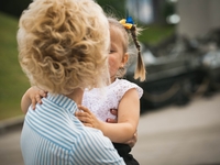 Віка й Соломійка втратили батька через війну, але знайшли людей, що втілюють їхні мрії. Як та чим живуть дівчата?