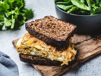 Бутерброд с омлетом и помидорами