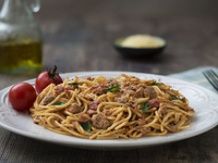 Паста с консервированным тунцом и томатами от Джейми Оливера