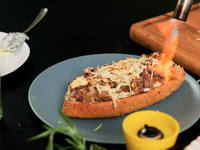 Найпростіша гастрономічна насолода: сендвіч зі стейком та сиром