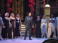 Ночной клуб, мини-юбки, девушки гоу-гоу и контемп на оперной сцене.