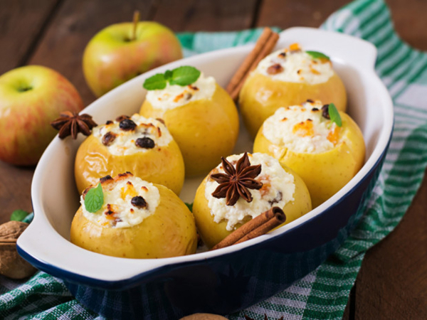 Быстрый десерт: яблоки запеченные с творогом и орехами