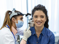 Заложило ухо: что делать и когда обращаться к врачу