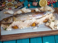 Как запечь скумбрию в соляной шубке - рецепт