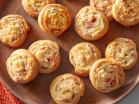 Простейшие булочки с беконом и сыром: пошаговый рецепт