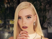 Аня Тейлор-Джой постала у сукні найкрасивішого кольору на прем'єрі нового фільму