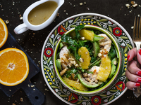 Салат с авокадо, курицей и апельсинами