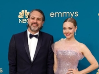 Редкий выход: Аманда Сейфрид появилась на публике с мужем, который старше на 9 лет