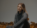 Осіння, тепла, але трохи з сумом: співачка KOLA презентувала пісню «Листопад»