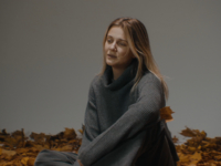 Осіння, тепла, але трохи з сумом: співачка KOLA презентувала пісню «Листопад»