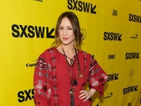 «Слава Украине!»: известная голливудская актриса включила сигнал воздушной тревоги на концерте