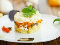 Просто, но сытно: слоеный салат с грибами, овощами и яйцами