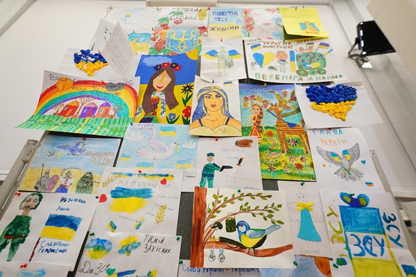 «Малюнок Герою»: понад 1500 дитячих малюнків передали управлінню розвідки. Фото: пресслужба