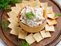 Салат-закуска с тунцом и крекерами
