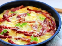 Быстрая закуска: пицца-омлет с колбасками