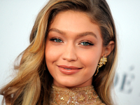 В окружении трех красавцев: Джиджи Хадид снялась в соблазнительном новогоднем образе