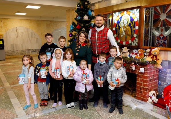 Єгор Гордєєв та Неля Шовкопляс з дітьми