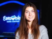 Упала в оркестровую яму: Jerry Heil госпитализировали с серьезной травмой