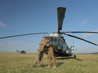 «Вся жизнь перед глазами промелькнула»: Леся Никитюк встретилась с боевыми пилотами, которые летали на «Азовсталь» и остров Змеиный