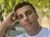 Отсылка к Меладзе: Галкин начал концерт с "Героям слава"