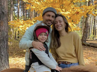 Жена Беднякова поделилась снимком с детьми: Вместо коробок должен был сидеть наш папа