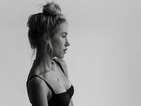 "Пристегните ремни безопасности": Квиткова выложила свою черно-белую йогу