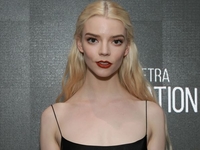 Красивая пара: Аня Тейлор-Джой вышла в свет с бойфрендом Малкольмом Макреем