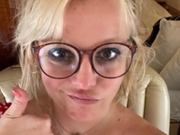 Спирс устроила танцы в мини с непристойными жестами