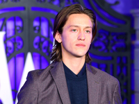 Актера популярного сериала «Уэнсдэй» обвинили в сексуальном насилии