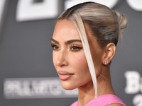 Ким Кардашьян подала в суд на сталкера, который прислал ей кольцо с бриллиантом