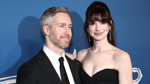 В леопардовом платье и с мужем-ювелиром: Энн Хэтэуэй поразила новым выходом