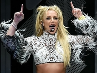 Бритни Спирс пожаловалась на фанов, которые вызвали в ее дом полицию