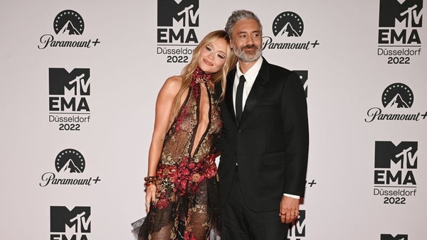 З величезним смарагдом: Рита Ора вперше показала свою обручку