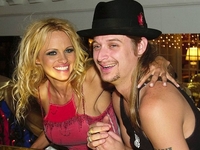 Памела Андерсон заявила, что ее второй муж Кид Рок расстался с ней из-за фильма «Борат»