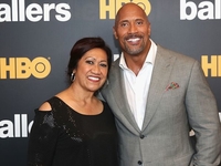 Двейн Джонсон показав розбите авто, в якому його мати потрапила в ДТП