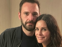 Кортні Кокс із бойфрендом намагалася повторити сцену з «Брудних танців»: смішне відео