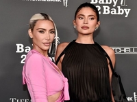 Ким Кардашьян и Кайли Дженнер померялись фигурами в одинаковых купальниках