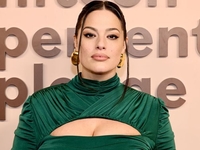 Модель Ешлі Грем показала, як виглядає її живіт після народження трьох дітей