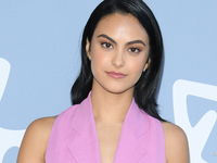 Ні, не холодно: Каміла Мендес гуляє Нью-Йорком у шкіряній куртці на голе тіло