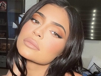 Обережно, гаряче: Кайлі Дженнер позує в голій сукні Alexander Wang